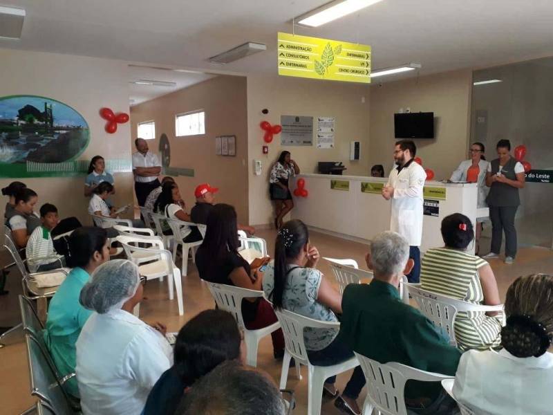 Centenas de pessoas, entre colaboradores, usuários, acompanhantes e a comunidade foram beneficiadas com a ação de educação em saúde (foto), promovida pela equipe multiprofissional do Hospital Regional Público do Leste (HRPL), em Paragominas, nesta sexta-feira, 6, em comemoração alusiva ao Dia Mundial da Saúde, festejado neste sábado, 7. A ação foi realizada no hospital e no centro de Paragominas. A equipe multiprofissional do hospital, que presta assistência de média e alta complexidade para 23 municípios do nordeste paraense, aderiu à campanha da Organização Mundial de saúde (OMS) com a realização de programação interna e externa, de 10h às 19h, com palestras, orientações, atividades laborais, distribuição de material educativo sobre prevenção em saúde e oferta de serviços aos colaboradores, usuários, acompanhantes e à população em geral.
FOTO: ASCOM / HRPL
DATA: 07.04.2018
PARAGOMINAS - PARÁ <div class='credito_fotos'>Foto: ASCOM HRPL | <a href='/midias/2018/originais/2cbf6a4c-6d05-40c2-bd26-3602e827a912.jpg' download><i class='fa-solid fa-download'></i> Download</a></div>