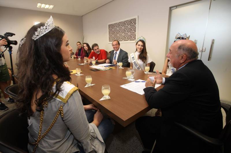 Há seis anos, o combate à hanseníase é a causa escolhida pela organização do Concurso Miss Mundo para ser trabalhada pelas eleitas no certame de beleza. A atual dona da coroa, a indiana Manushi Chhillar, e a atual Miss Brasil Mundo, Gabrielle Vilela, foram recebidas na manhã desta sexta-feira (20), em agenda institucional, pelo governador Simão Jatene (foto) e o secretário de Estado de Saúde Pública, Vitor Mateus. A comitiva está em Belém para a promoção de ações sociais de combate à doença. O encontro ocorreu no Palácio do Governo, na capital paraense. A programação do “Beleza com Propósito” no Brasil integra encontros com governantes e autoridades de outros Estados da Federação. Durante a semana, a comitiva foi recebida em São Paulo, no Palácio dos Bandeirantes, onde deu início à campanha do agasalho. Também foi a Brasília apoiar a Associação de Pais e Amigos dos Excepcionais do Distrito Federal (Apae-DF), sendo recebida pelo governador do Distrito Federal, Rodrigo Rollemberg.
FOTO: SIDNEY OLIVEIRA / AG. PARÁ
DATA: 20.04.2018
BELÉM - PARÁ <div class='credito_fotos'>Foto: Sidney Oliveira/Ag. Pará | <a href='/midias/2018/originais/2cc3d136-20b6-4d59-8cb9-c740d4771f9e.jpg' download><i class='fa-solid fa-download'></i> Download</a></div>