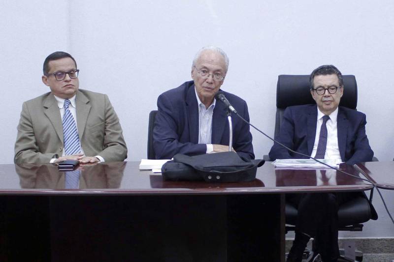 “Organizações Sociais – Avanços e desafios para uma gestão eficiente”. Esse foi o tema da palestra com o advogado, professor e escritor Rubens Naves, um dos maiores especialistas do assunto no país, que esteve em Belém, na quinta-feira (8), durante programação realizada na Procuradoria-Geral do Estado (PGE/PA). O evento foi realizado pelo Governo do Estado, PGE/PA, Secretaria de Estado de Ciência, Tecnologia e Educação Profissional e Tecnológica (Sectet), BioTec-Amazônia (Organização Social) e Ministério Público do Estado do Pará (MPPA). Na foto, o professor Seixas Lourenço (c).
FOTO: ASCOM / PGE
DATA: 09.03.2018
BELÉM - PARÁ <div class='credito_fotos'>Foto: ASCOM PGE | <a href='/midias/2018/originais/2cc74943-ec54-481d-b4fc-bdf79cb9e5af.jpg' download><i class='fa-solid fa-download'></i> Download</a></div>
