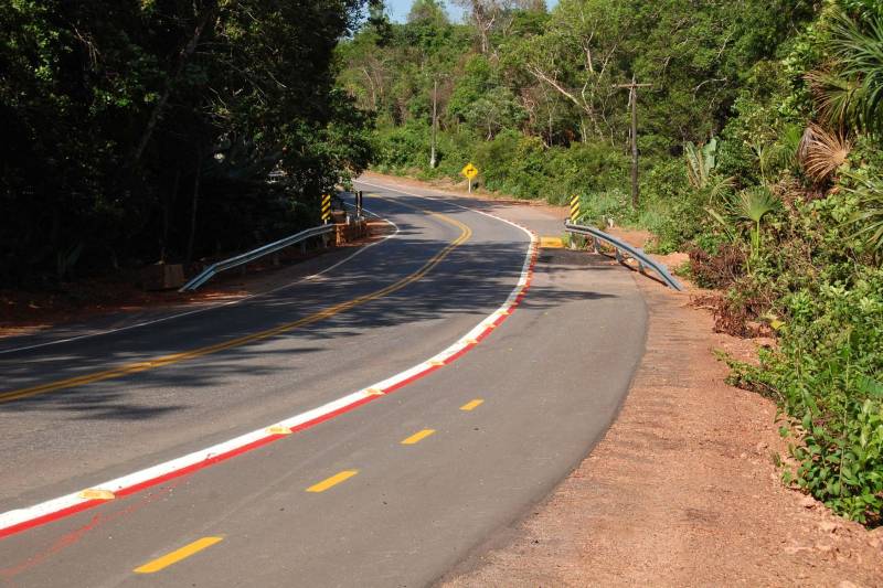 O acesso a um dos principais cartões postais do Pará e do Brasil, a vila balneária de Alter do Chão, localizada a aproximadamente 30 km de Santarém, na região Oeste do Pará, está de cara nova. O Governo do Estado, por meio da Secretaria Estadual de Transportes (Setran), investiu mais de R$ 16 milhões para tornar a PA-457 (Rodovia Everaldo Martins, na foto) mais segura e mais moderna. Agora, quem acessar o ponto turístico ou se deslocar para uma das 18 comunidades que ficam na região do Eixo Forte, encontrarão melhores condições de tráfego. A modernização iniciou pela Rodovia Fernando Guilhon (PA-453), que foi duplicada em 1,2 km, na saída do Rio Tapajós Shopping, com implantação de sinalização vertical e horizontal, além da construção de duas novas rotatórias: uma em frente ao Residencial Salvação, e outra, no entroncamento das duas PA's, ao direcionar o condutor, tendo como ponto de referência a Escola Tecnológica de Santarém.
FOTO: WILLIAM SANTOS / ASCOM CRGBA
DATA: 09.11.2018
SANTARÉM - PARÁ <div class='credito_fotos'>Foto: WILLIAM SANTOS / ASCOM CRGBA | <a href='/midias/2018/originais/2cca0583-e4d4-40bf-8c1c-5cc4f3c9a39a.jpg' download><i class='fa-solid fa-download'></i> Download</a></div>