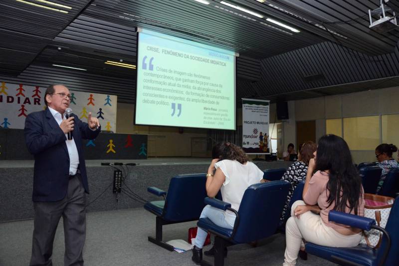 O coordenador de Comunicação da Seduc, jornalista Nélio Palheta (foto), um dos palestrantes do dia, apresentou aos professores, diretores, técnicos e gestores de Unidades Seduc na Escola (USEs) e Unidades Regionais de Educação (UREs) – que acompanharam a programação em tempo real, via webconferência – a palestra “Comunicação e Educação”.
FOTO: ELISEU DIAS / ASCOM SEDUC
DATA: 14.03.2018
BELÉM - PARÁ <div class='credito_fotos'>Foto: Eliseu Dias / Ascom Seduc | <a href='/midias/2018/originais/2ccc66dd-6b76-45ba-9169-5833aa9ff4bc.jpg' download><i class='fa-solid fa-download'></i> Download</a></div>