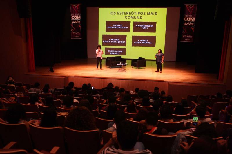 A desconstrução de estereótipos de raça na comunicação e a construção de marcas no Instagram foram os temas das duas palestras desta tarde de terça-feira (12) no “Publicom Belém 2018. O público formado por assessores de comunicação do Governo, profissionais de comunicação, professores e estudantes da área prestigiaram o segundo e último dia do evento que acontece no Teatro do Sesi, em Belém. A palestra “Desconstruindo estereótipos de raça na comunicação”, foi ministrada pelas comunicólogas Helaine Martins (blusa preta) e Joana Mendes (blusa branca), da Idánimo Consultoria, agência especializada em comunicação com e sobre os públicos negro, feminino e LGBT.

FOTO: RODOLFO OLIVEIRA / AG. PARÁ
DATA: 12.06.2018
BELÉM - PARÁ <div class='credito_fotos'>Foto: Rodolfo Oliveira/Ag. Pará   |   <a href='/midias/2018/originais/2ccee414-d0ac-476c-b4a6-8d1e2c8482c4.jpg' download><i class='fa-solid fa-download'></i> Download</a></div>