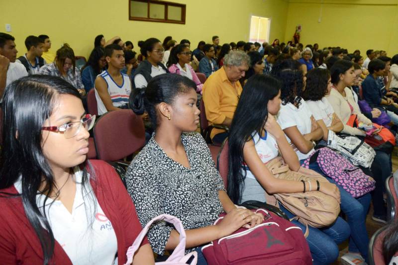 Técnicos e gestores de Unidades Seduc na Escola (USEs) e Unidades Regionais de Educação (UREs), além de diretores e professores de escolas de todo o Pará, participaram na manhã desta terça-feira (06), no auditório da Escola Estadual de Educação Tecnológica Anísio Teixeira, em Belém, do dia nacional de mobilização em torno da Base Nacional Comum Curricular (BNCC) da educação infantil e do ensino fundamental. A data, marcada como o “Dia D de Discussão da BNCC” - documento que define os conhecimentos essenciais que todos os alunos da educação básica têm o direito de aprender -, foi instituída pelo Ministério da Educação (MEC), Conselho Nacional de Secretários de Educação (Consed), União Nacional de Dirigentes Municipais de Educação (Undime) e secretarias estaduais e municipais de Educação, para debater a estrutura e as competências do texto, homologado pelo MEC em dezembro do ano passado. Para a diretora de Ensino Infantil e Fundamental da Seduc, Marizete Martins, o “Dia D” representa apenas o início de uma mobilização que deverá reverberar o ano inteiro nas escolas estaduais e dos municípios, para que em 2019 as redes de ensino de ensino público do Estado e dos municípios possam contar com currículos escolares adaptados às novas exigências da BNCC. “A partir de hoje, todas as nossas escolas deverão desenvolver eventos e momentos semelhantes a esse, para que possamos, no ano que vem, implementar efetivamente a BNCC. Para isso, a Seduc estará à disposição das escolas, para ajudar no que for necessário”, informou Marizete Martins.
FOTO: RAI PONTES / ASCOM SEDUC
DATA: 06.03.2018
BELÉM - PARÁ <div class='credito_fotos'>Foto: Rai Pontes/Ascom Seduc | <a href='/midias/2018/originais/2ccf671b-525c-48f3-a345-7d6fdb536aba.jpg' download><i class='fa-solid fa-download'></i> Download</a></div>