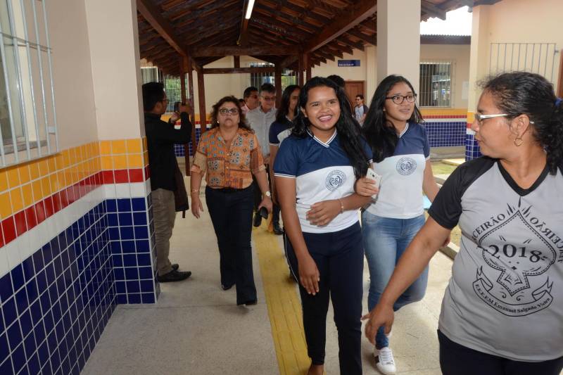 “A escola é um sonho”. Quem expressou esse sentimento foi o aluno do 3º ano do Ensino Médio, Renan Abreu, durante a entrega da obra de reforma e ampliação da Escola Estadual de Ensino Fundamental e Médio Emanuel Salgado Vieira, no município de Juruti, realizada na manhã desta quarta-feira (5), pela secretária de Estado de Educação, Ana Cláudia Serruya Hage (blusa estampada). “Hoje recebemos a escola totalmente reformada e ampliada; já passamos por várias batalhas, lutamos para este sonho se tornar realidade, vivemos momentos difíceis, somos vitoriosos e teremos uma visão diferente da escola, estamos muito felizes e realizados”, complementa o estudante.

FOTO: FERNANDO NOBRE / ASCOM SEDUC
DATA: 05.12.2018
JURUTI - PARÁ <div class='credito_fotos'>Foto: FERNANDO NOBRE/ASCOM SEDUC   |   <a href='/midias/2018/originais/2cd33902-3c32-4adf-afcd-abe8e56363f5.jpg' download><i class='fa-solid fa-download'></i> Download</a></div>