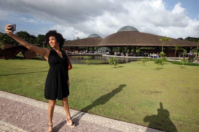 O Parque Estadual do Utinga (PEUt) o mais importante espaço de preservação e estudo da biodiversidade dentro da Região Metropolitana de Belém será reaberto à população a partir desta sexta,16, a partir das 16h30, com apresentações artísticas, com o Boi Veludinho, crianças do Pro Paz e a premiada Orquestra Sinfônica do Theatro da Paz. A apresentação será em um espaço ao ar livre e não será necessária a retirada de ingressos, por esse motivo, a recomendação é que o público chegue cedo, porque a entrada será fechada quando o espaço estiver lotado. Na foto, Aline Corrêa.
FOTO: SIDNEY OLIVEIRA / AG PARÁ
DATA: 16.03.2018
BELÉM - PARÁ <div class='credito_fotos'>Foto: Sidney Oliveira/Ag. Pará | <a href='/midias/2018/originais/2cd55d05-6d5b-46bd-a674-f1d0264ea44d.jpg' download><i class='fa-solid fa-download'></i> Download</a></div>