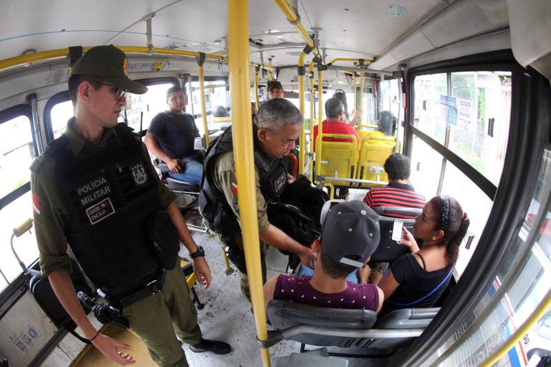 Militares do 1º Batalhão de Policiamento Militar (BPM) realizaram na manhã desta terça-feira, 15, a operação Ônibus Seguro, no bairro do Barreiro, em Belém. Quinze policiais em quatro viaturas, subordinados ao Comando de Policiamento da Capital, participaram da operação fazendo a abordagem e revista nos ônibus que circulam no perímetro, assim como a orientação aos usuários. Durante as duas horas da operação realizada nesta terça-feira, 15, pela manhã, na Pedro Álvares Cabral com Passagem Mirandinha (foto), nenhuma ocorrência foi registrada.

FOTO: THIAGO GOMES / AG. PARÁ
DATA: 15.05.2018
BELÉM - PARÁ <div class='credito_fotos'>Foto: Thiago Gomes /Ag. Pará   |   <a href='/midias/2018/originais/2cdc4add-a693-4ab4-8d1e-10646ea1ee4b.jpg' download><i class='fa-solid fa-download'></i> Download</a></div>