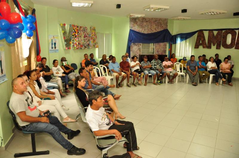 Com o tema “Homem, cuidar-se é preciso” o Centro de Atenção Psicossocial Marajoara (Capsad III, na foto), na Marambaia, realizou nesta quinta-feira, 6, palestras sobre dependência química de álcool e outras drogas, tabagismo, IST-Aids e câncer de próstata. Realizado em alusão ao Novembro Azul e Dezembro Vermelho, o evento, que também ofertou serviços básicos ambulatoriais, foi destinado aos servidores e usuários do CAPs. As palestras foram ministradas pelo médico clinico geral Moisés Carvalho; a técnica de enfermagem Círia Regina Paz; e pelo diretor da Casa de Davi, Adriano Gilian.

FOTO: JOSÉ PANTOJA / ASCOM SESPA
DATA: 06.12.2018
BELÉM - PARÁ <div class='credito_fotos'>Foto: José Pantoja / Ascom Sespa   |   <a href='/midias/2018/originais/2cde365a-02e7-4d5b-8133-7ab407e2dd71.jpg' download><i class='fa-solid fa-download'></i> Download</a></div>