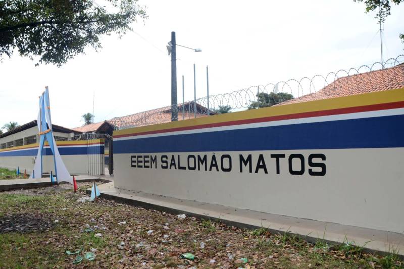 Mais de 600 estudantes contam com um espaço moderno e totalmente revitalizado, com a entrega da Escola de Ensino Médio Salomão Matos (foto), em Salvaterra, no Arquipélago do Marajó. A unidade passou por obras de reforma e ampliação e recebeu, nesta terça-feira (4), a visita da secretária estadual de Educação, Ana Claudia Serruya Hage. “A entrega desta escola é um avanço muito grande, principalmente no termo de infraestrutura. Estamos deixando uma planilha com 142 escolas para próxima gestão entregar em 2019”, destacou a titular da Seduc.

FOTO: FERNANDO NOBRE / ASCOM SEDUC
DATA: 04.12.2018
SALVATERRA - PARÁ <div class='credito_fotos'>Foto: FERNANDO NOBRE/ASCOM SEDUC   |   <a href='/midias/2018/originais/2cf47e41-be7b-44f1-941b-924af41aab08.jpg' download><i class='fa-solid fa-download'></i> Download</a></div>