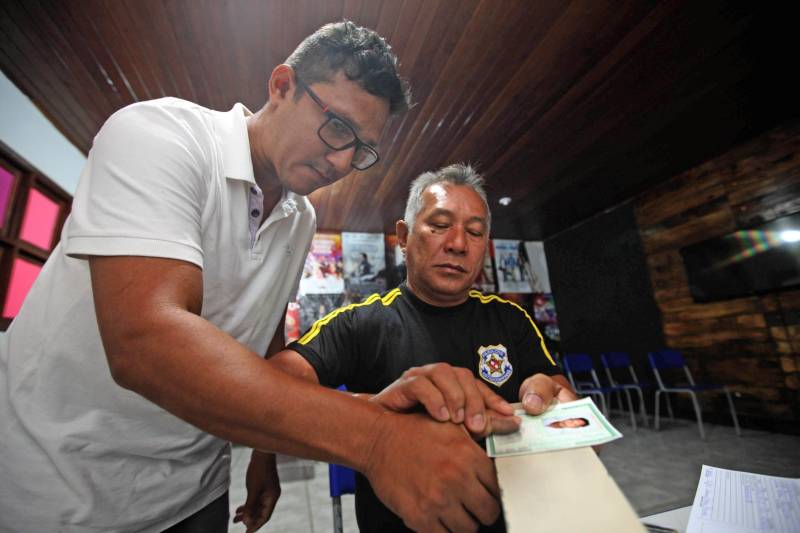 “Perdi todos os documentos na chuva, assim como quase tudo de dentro da casa. Poder tirar os documentos hoje, menos de uma semana depois do desastre e tudo de graça, é bom, chegou na hora certa e vai ajudar muita gente mesmo”. A fala é Adriano Pinheiro, morador do bairro Angelim, um dos 15 afetados pela forte enxurrada que alagou 40% do município de Paragominas, no nordeste paraense, na semana passada. Ele se soma a outras centenas de pessoas que estiveram nesta terça-feira (17), na Escola Municipal Anésia da Costa Chaves, primeiro local da Caravana do ProPaz no município. Semelhante as demais ações do ProPaz Cidadania, o programa está viabilizando no município a emissão de 2ª via de Certidão de Nascimento, Registro Geral (RG), 2ª via de CPF, carteira social (mudança de gênero), fotos para os documentos e a carteira do ID Jovem, que possibilita a jovens de 15 a 29 anos, diversos benefícios, entre eles, meia passagem em trajetos interestaduais. Na foto, Adriano Pinheiro, morador do bairro Angelim.
FOTO: SIDNEY OLIVEIRA / AG. PARÁ
DATA: 17.04.2018
PARAGOMINAS - PARÁ
<div class='credito_fotos'>Foto: Sidney Oliveira/Ag. Pará | <a href='/midias/2018/originais/2cf5c5de-273d-4a8d-96db-ac03563d7e32.jpg' download><i class='fa-solid fa-download'></i> Download</a></div>