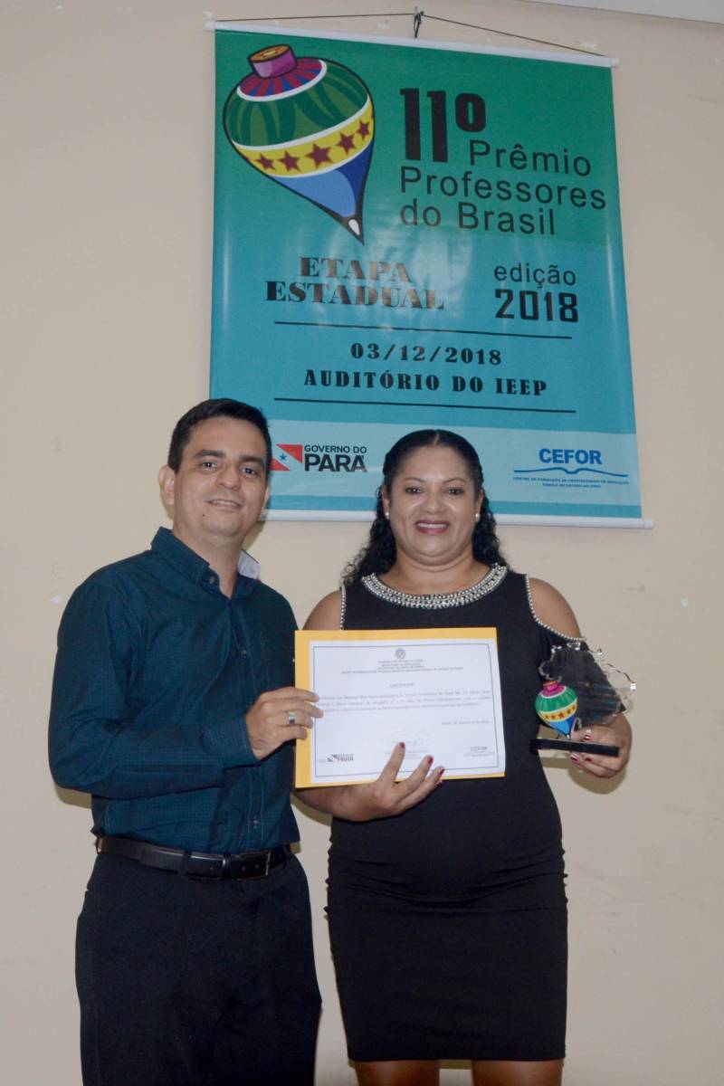 Em 2015, a Secretaria de Estado de Educação (Seduc) criou o Centro de Formação dos Profissionais da Educação Básica do Estado do Pará (CEFOR), com a perspetiva de apropriação das metodologias formativas e de transferência de tecnologia. Nesta segunda-feira (3), o Centro comemorou (foto) os quatro anos de criação durante cerimônia realizada no Instituto de Educação Estadual do Pará (IEEP), prédio histórico que abriga o CEFOR. Participaram da ocasião professores, formadores, a secretária de Educação do Estado, Ana Cláudia Serruya Hage e o secretário Adjunto de Ensino, José Roberto da Silva.

 FOTO: RAI PONTES / ASCOM SEDUC
DATA: 04.12.2018
BELÉM - PARÁ <div class='credito_fotos'>Foto: Rai Pontes/Ascom Seduc   |   <a href='/midias/2018/originais/2cfc3b98-3c76-4986-abaa-35faad32716d.jpg' download><i class='fa-solid fa-download'></i> Download</a></div>