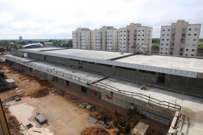 Em Castanhal, o Hospital Regional do município é outro que o Governo do Estado vai entregar até o final de 2018. Terá 179 leitos, sendo 40 de Unidades de Tratamento Intensivo - 20 adulta e 20 pediátrica; um Centro Cirúrgico com seis salas; serviços de urgência e emergência; radioterapia, quimioterapia e hemodiálise.
FOTO: SIDNEY OLIVEIRA / AG. PARÁ
DATA: 18.10.2018
CASTANHAL - PARÁ <div class='credito_fotos'>Foto: Sidney Oliveira/Ag. Pará | <a href='/midias/2018/originais/2cff67c2-f15a-4ce6-b220-b65351e34316.jpg' download><i class='fa-solid fa-download'></i> Download</a></div>