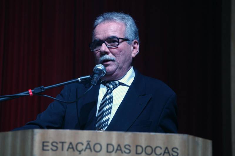 11 concluintes do Bacharelado em Música que colaram grau na noite desta quinta-feira (01) no Teatro Maia Sylvia Nunes, na Estação das Docas. Na foto, o pianista Paulo José Campos de Melo, superintendente da FCG.
FOTO: CARLOS SODRÉ / AG. PARÁ
DATA: 01.03.2018
BELÉM - PARÁ <div class='credito_fotos'>Foto: CARLOS SODRÉ / AG. PARÁ | <a href='/midias/2018/originais/2d036e74-cbc9-4232-81dd-2ecf53dfd392.jpg' download><i class='fa-solid fa-download'></i> Download</a></div>