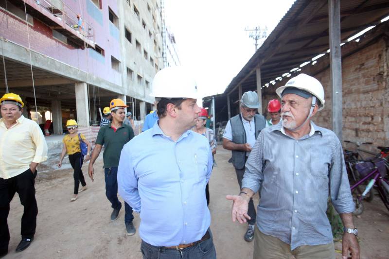 O município de Itaituba, localizado a cerca de 1,3 mil quilômetros de Belém, no sudoeste do Pará, recebeu agenda do Governo do Estado nesta terça-feira (3). O governador Simão Jatene visita uma série de obras no município, entre elas a da escola com 12 salas de aula que está sendo construída no distrito de Miritituba e do Hospital Regional Público do Tapajós (foto). A comitiva governamental fará inspeção ainda nas obras do novo sistema de abastecimento e tratamento de água da Companhia de Saneamento do Pará (Cosanpa).
FOTO: MARCELO LELIS / AG. PARÁ
DATA: 03.07.2018
ITAITUBA - PARÁ <div class='credito_fotos'>Foto: Marcelo Lelis / Ag. Pará | <a href='/midias/2018/originais/2d1d0be0-cf82-46e2-95c8-5e604f270bec.jpg' download><i class='fa-solid fa-download'></i> Download</a></div>