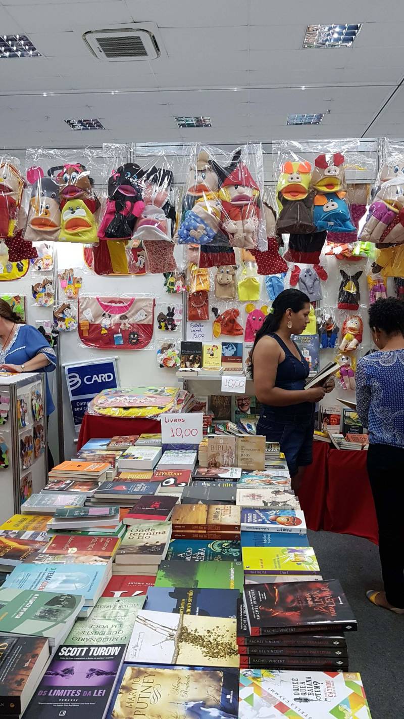 Muita gente aproveitou o final de semana para visitar o I Salão do Livro do Sul e Sudeste do Pará, que segue até o dia 6 de maio, no auditório do Carajás Centro de Convenções Leonildo Borges Rocha, em Marabá.
FOTO: KÉLIA SANTOS / CRGSP
DATA: 29.04.2018
MARABÁ - PARÁ <div class='credito_fotos'>Foto: KÉLIA SANTOS / ASCOM CRGSP | <a href='/midias/2018/originais/2d1f3fc5-d746-437c-96e5-c9eb10fd93d1.jpg' download><i class='fa-solid fa-download'></i> Download</a></div>
