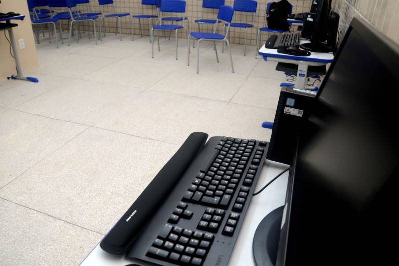 A Escola de Ensino Fundamental e Médio Raimundo Vera Cruz, localizada às margens da BR-316, no município de Ananindeua (Região Metropolitana de Belém), recebeu nesta quarta-feira (19) alunos, coordenadores, professores e toda a equipe responsável pela obra de reforma, e agora integra o grupo de mais 11 estabelecimentos de ensino entregues somente em dezembro no Pará. O prédio tem vários anexos, e todos passaram por total reestruturação. Com 12 salas de aula, a escola dispõe ainda de laboratório de informática e laboratório multidisciplinar, além de sala de atendimento especializado, auditório, quadra poliesportiva e um amplo e climatizado refeitório. Tudo dentro dos padrões de acessibilidade.

FOTO: RAI PONTES / ASCOM SEDUC
DATA: 19.12.2018
ANANINDEUA - PARÁ <div class='credito_fotos'>Foto: Rai Pontes/Ascom Seduc   |   <a href='/midias/2018/originais/2d2b86ea-1f78-4fc4-b64b-d76a2cd0a106.jpg' download><i class='fa-solid fa-download'></i> Download</a></div>