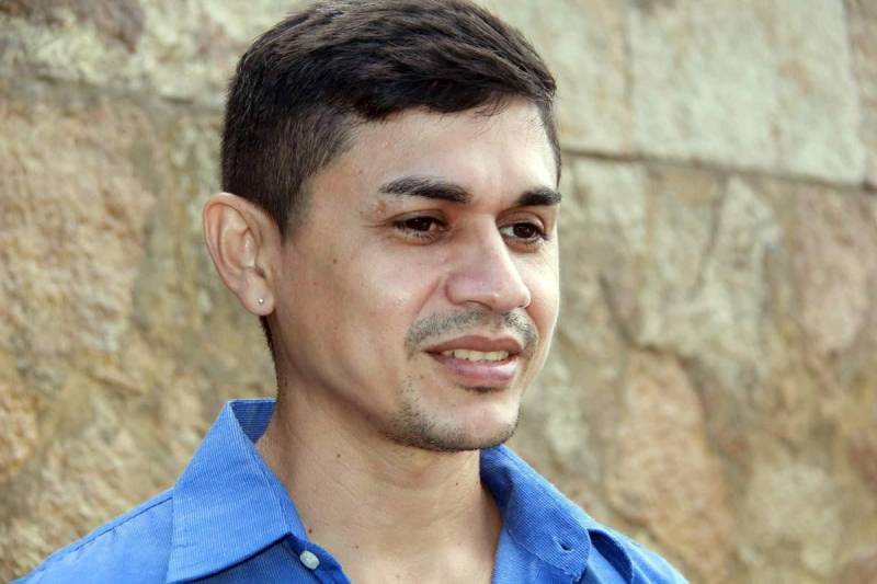 Sessenta adolescentes em conflito com a lei e privados de liberdade participaram de uma ação de saúde no Centro Socioeducativo de Benevides (CSEB), na Região Metropolitana de Belém (RMB), nos dias 3 e 4. A ação é resultado de uma parceria entre a Fundação de Atendimento Socioeducativo do Pará (Fasepa) e a Secretaria de Estado de Saúde Pública (Sespa). Foram prestados atendimentos de saúde aos jovens, garantindo acesso à saúde no Sistema Único de Saúde (SUS), no que diz respeito à promoção, prevenção, assistência e recuperação dos jovens. O calendário de ações começou na segunda quinzena de março, no Centro de Internação do Adolescente Masculino (Ciam), localizado em Marabá, no sudeste do Estado, e vai até a próxima quinta-feira (05), com atendimento aos jovens das unidades socioeducativas em semiliberdade. Na foto, o assessor da presidência da Fasepa, Anderson de Deus.
FOTO: ALBERTO PASSOS / ASCOM FASEPA
DATA: 04.04.2018
BENEVIDES - PARÁ
<div class='credito_fotos'>Foto: ALBERTO PASSOS/ ASCOM FASEPA | <a href='/midias/2018/originais/2d372ce7-138c-4265-ad32-5c2dcd104084.jpg' download><i class='fa-solid fa-download'></i> Download</a></div>