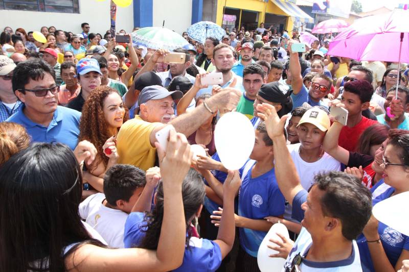"Agora a população terá um lugar mais organizado, com mais higiene para comprar seu pescado e a sua carne. E pra gente que possui restaurante é melhor ainda, pois além da facilidade de adquirir os alimentos, o mercado também atrai clientes", comemorou Jaqueline Cardoso, 20 anos, que possui um ponto de venda de comidas em frente ao Mercado Municipal José Noronha Monteiro, no distrito de Boa Vista, em Quatipuru, no nordeste paraense. O espaço foi entregue oficialmente à população nesta segunda-feira (19), assim como as obras de pavimentação asfáltica da PA-446 e de cinco pontes em concreto ao longo da rodovia. A cerimônia contou com a presença do governador Simão Jatene, parlamentares, prefeitos da região entre outras autoridades locais. "Essas são importantes obras que vão beneficiar não só a população de Quatipuru, mas de toda a região. E faço questão de ressaltar que em todas elas existe o dinheiro dos impostos que todos nós paraenses pagamos. Esse é o retorno que fazemos questão de dar à população. Nós gestores somos apenas instrumentos desse grande desenvolvimento, quem financia é o povo", afirmou o governador Simão Jatene.
FOTO: CRISTINO MARTINS / AG. PARÁ
DATA: 19.03.2018
QUATIPURU - PARÁ <div class='credito_fotos'>Foto: Cristino Martins/Ag. Pará | <a href='/midias/2018/originais/2d3c28f0-dff6-4651-b656-62f939de7b8c.jpg' download><i class='fa-solid fa-download'></i> Download</a></div>