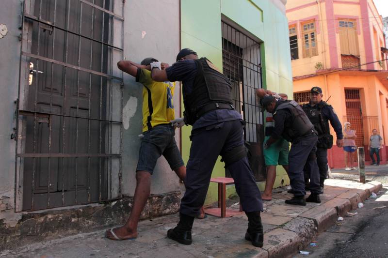 Após dois meses de investigação e um trabalho intenso de inteligência, as forças de segurança estaduais prenderam na tarde de hoje, durante a “Operação Campina”, desencadeada no bairro de mesmo nome, centro de Belém, quatro mulheres acusadas de tráfico de drogas e apreendeu quase dois quilos de cocaína, maconha e crack, resultado do cumprimento de oito mandados de busca e apreensão.
FOTO: CRISTINO MARTINS / AG. PARÁ
DATA: 16.02.2018
BELÉM - PARÁ <div class='credito_fotos'>Foto: Cristino Martins/Ag. Pará | <a href='/midias/2018/originais/2d3d5674-8a17-4dd3-bb7e-4091eef8e243.jpg' download><i class='fa-solid fa-download'></i> Download</a></div>