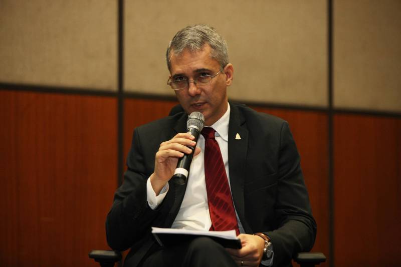 No segundo dia do Fórum Permanente de Prefeitos e Prefeitas dos Municípios Sustentáveis, no Hangar Convenções e Feiras da Amazônia, gestores compartilharam experiências sobre a “Captação de Recursos, Soluções e Parcerias - Governança compartilhada como pressuposto para a Gestão Eficiente”. Nesta quinta-feira (8), também foram assinadas ordens de serviços entre Governo do Estado e prefeituras para obras de infraestrutura e educação que totalizam um valor de mais de 50 milhões de reais. De serviços de pavimentação asfáltica a reforma e ampliação de escolas, os convênios e ordens de serviço totalizam R$52.946.186,86, recursos a serem repassados pelo Governo do Estado e pelo BID, Banco Interamericano de Desenvolvimento, com a contrapartida de alguns municípios. Na foto, o diretor geral da Escola de Governança Pública do Estado do Pará (EGPA), Ruy Martini.
FOTO: SIDNEY OLIVEIRA / AG PARÁ
DATA: 08.02.2018
BELÉM - PARÁ
<div class='credito_fotos'>Foto: Sidney Oliveira/Ag. Pará | <a href='/midias/2018/originais/2d4229a8-beae-40a6-80bd-ca2c0ca03e50.jpg' download><i class='fa-solid fa-download'></i> Download</a></div>