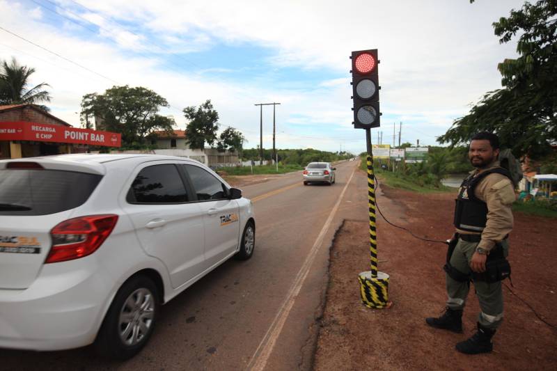 A primeira sinalização semafórica móvel (foto) foi instalada na tarde de sábado, 7, na rodovia PA 444, pelo Departamento de Trânsito do Estado (Detran). A sinalização móvel é adaptada para as obras de duplicação que estão ocorrendo em parte da estrada que liga a cidade de Salinópolis à praia do Atalaia. "A iniciativa, em conjunto com o sistema de segurança pública é dar maior vazão a todos os veículos que estão trafegando no sentido praia-cidade e também cidade-praia. A necessidade desse semáforo, no trecho da ponte, é também para garantir a segurança que estiverem saindo ou entrando na praia", explicou o diretor Técnico Operacional do Detran, Walmero Costa. Uma ação de sistema binário ocorrerá caso haja necessidade, para dar maior fluidez no perímetro da rodovia PA-444 que já está duplicada.
FOTO: MÁCIO FERREIRA / AG. PARÁ
DATA: 07.07.2018
SALINÓPOLIS - PARÁ <div class='credito_fotos'>Foto: MÁCIO FERREIRA/ AG. PARÁ | <a href='/midias/2018/originais/2d476366-2e6f-4eaf-9b6b-f60cf41446ff.jpg' download><i class='fa-solid fa-download'></i> Download</a></div>