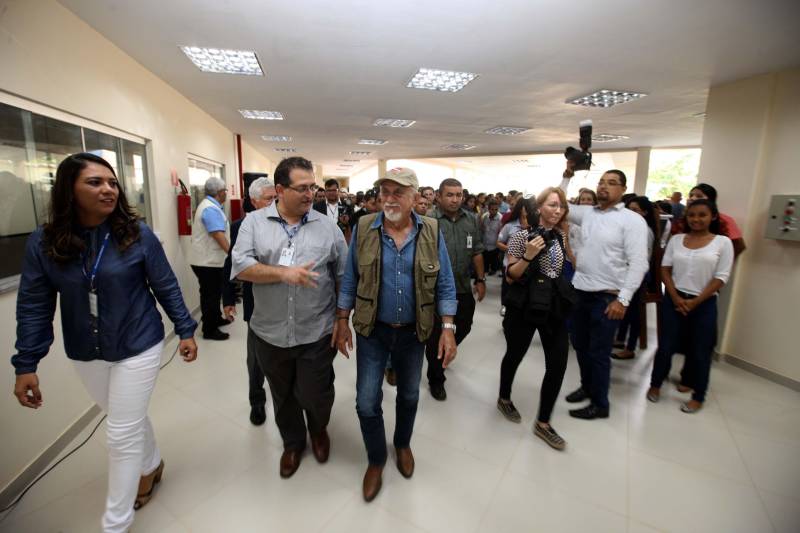 Nesta sexta-feira (6), um dia após completar 105 anos de emancipação, Marabá, município de forte vocação mineral e agrícola que o faz principal centro socioeconômico do sudeste paraense, recebeu importantes obras e serviços do Governo do Estado. Em destaque, investimentos nas áreas da saúde, educação, saneamento básico e segurança. As cerimônias contaram com a presença do governador Simão Jatene, parlamentares, prefeitos da região, entre outras autoridades. Durante a agenda de governo no município foi entregue oficialmente à população a nova Estação de Tratamento de Esgoto Sanitário (ETE) da Companhia de Saneamento do Pará (Cosanpa), o bloco IV do campus VIII da Universidade Estadual do Pará (Uepa, na foto) e mais de 90 veículos para unidades militares de Marabá e municípios da região. Além disso, também foi entregue à prefeitura 13 caminhões coletores de resíduos sólidos e assinado um termo aditivo para aquisição de equipamentos de hemodiálise para o Hospital Regional do Sudeste do Pará - Dr. Geraldo Veloso (HRSP), entre outros convênios.
FOTO: SIDNEY OLIVEIRA / AG. PARÁ
DATA: 06.04.2018
MARABÁ - PARÁ <div class='credito_fotos'>Foto: Agência Pará | <a href='/midias/2018/originais/2d4a5888-c9d3-4e47-ae4c-6154e2395dcf.jpg' download><i class='fa-solid fa-download'></i> Download</a></div>
