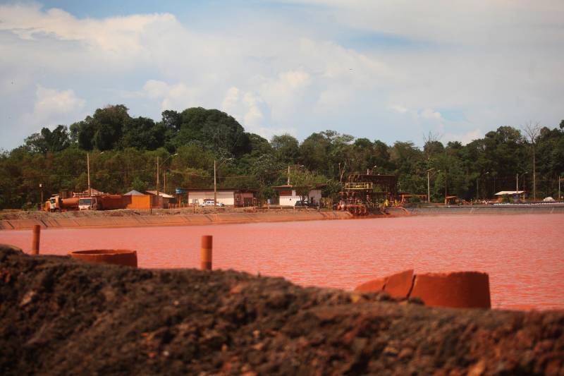 Por conta do não cumprimento do prazo de 48 horas dado pelo Governo do Estado para que a Hydro (foto) reduzisse os níveis das bacias de resíduos ao nível de pelo menos um metro, a Secretaria de Meio Ambiente e Sustentabilidade (Semas) notifica a empresa, na manhã desta terça-feira (27), com a determinação de que reduza a produção da refinaria em 50%. A Semas também triplicará a multa definida anteriormente, cumprindo a legislação ambiental em vigor, chegando a cerca de R$ 1 milhão por dia de descumprimento (300 mil Unidades de Padrão Fiscal). A empresa informou formalmente que reduziu os índices, mas não integralmente no total determinado de um metro. A determinação de redução emitida pela Semas reforça ainda que devem ser mantidos e ampliados os esforços para tratamento dos efluentes e de redução dos níveis das bacias. As equipes da Semas permanecem em campo 24 horas, trabalhando em conjunto com a Defesa Civil e outros órgãos, monitorando a situação.
FOTO: IGOR BRANDÃO / AG. PARÁ
DATA: 24.02.2018
BARCARENA - PARÁ <div class='credito_fotos'>Foto: IGOR BRANDÃO / AG. PARÁ | <a href='/midias/2018/originais/2d4a8392-d673-4bec-bea7-c328055057e2.jpg' download><i class='fa-solid fa-download'></i> Download</a></div>