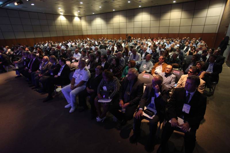 O VII Congresso e Feira Internacional de Transporte e Logística Sustentável da Amazônia (Trans 2018) teve sua abertura na noite desta terça-feira (19) no Hangar - Convenções e Feiras da Amazônia. A cerimônia de abertura contou com a presença do secretário de Estado de Transporte, Kleber Menezes, que representou o governador Simão Jatene; do presidente da Assembleia Legislativa do Pará (Alepa), deputado Márcio Miranda, e de diretores, presidentes e representantes dos 10 órgãos do governo que estão participando do evento, assim como autoridades do setor.
FOTO: MARCELO LELIS / AG. PARÁ
DATA: 19.06.2018
BELÉM - PARÁ <div class='credito_fotos'>Foto: Marcelo Lelis / Ag. Pará | <a href='/midias/2018/originais/2d4b1109-8720-4ce0-bff1-686c340ba524.jpg' download><i class='fa-solid fa-download'></i> Download</a></div>