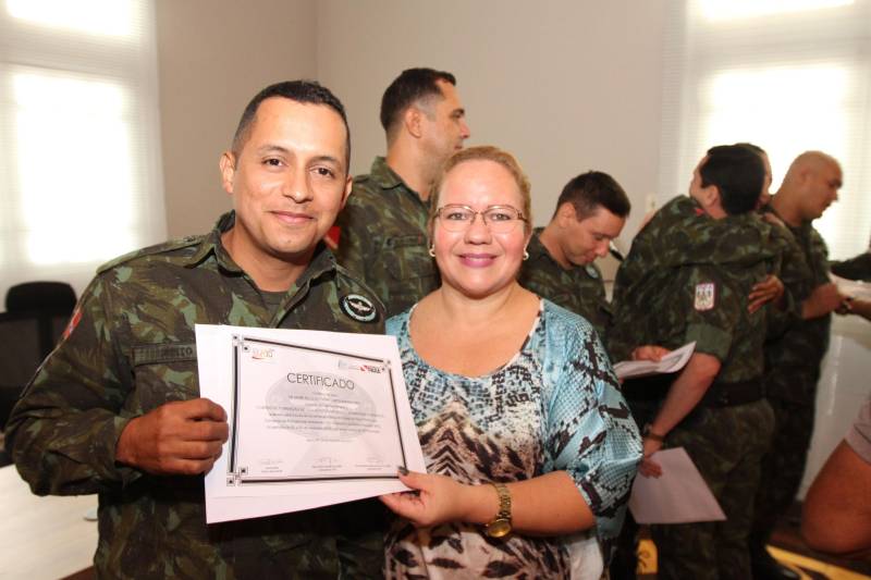 Trinta e seis policiais militares atuarão a partir do primeiro semestre de 2019, na prevenção primária ambiental dirigida a alunos do 5º e 6º anos do ensino fundamental. Os novos educadores ambientais foram certificados (foto) na manhã desta quarta-feira (5), no auditório da Casa Militar da Governadoria, em Belém. Eles participaram do primeiro Curso de Formação de Educadores Ambientais da Amazônia (CFEAM).

FOTO: CRISTINO MARTINS / AG. PARÁ
DATA: 05.12.2018
BELÉM - PARÁ <div class='credito_fotos'>Foto: Cristino Martins/Ag. Pará   |   <a href='/midias/2018/originais/2d4b894f-d48c-41a3-b603-f3490f59099e.jpg' download><i class='fa-solid fa-download'></i> Download</a></div>
