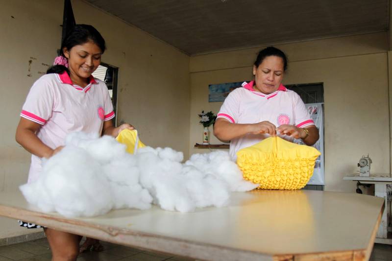 Detentas do Centro de Recuperação Feminino (CRF) de Ananindeua (na Região Metropolitana de Belém) que fazem parte da Cooperativa de Trabalho Arte Feminina Empreendedora (Coostafe), primeira cooperativa formada exclusivamente por internas do sistema penitenciário no Brasil, realizaram um curso de capacitação para produção de almofadas decorativas. A iniciativa é da Superintendência do Sistema Penitenciário do Estado (Susipe), em parceria com o Serviço Nacional de Aprendizagem Rural (Senar). Nas aulas, as participantes confeccionaram almofadas e aprenderam técnicas como entrelaçados de fita, aplicação de tecidos, captonê (pontos feitos com cordões ou fios grossos) e patchwork, conhecida como "crazy" – junção de pequenos pedaços de vários tecidos diferentes e irregulares, que são cortados e costurados em um bloco, possibilitando a utilização de restos de retalhos utilizados em outras produções pela cooperativa. Na foto, as a detentas Patrícia de Paula (e) e Isabel Maciel (d).
FOTO: AKIRA ONUMA / ASCOM SUSIPE
DATA: 24.04.2018
BELÉM - PARÁ <div class='credito_fotos'>Foto: Akira Onuma / Ascom Susipe | <a href='/midias/2018/originais/2d541535-4938-4f34-853f-b9cd841461f6.jpg' download><i class='fa-solid fa-download'></i> Download</a></div>