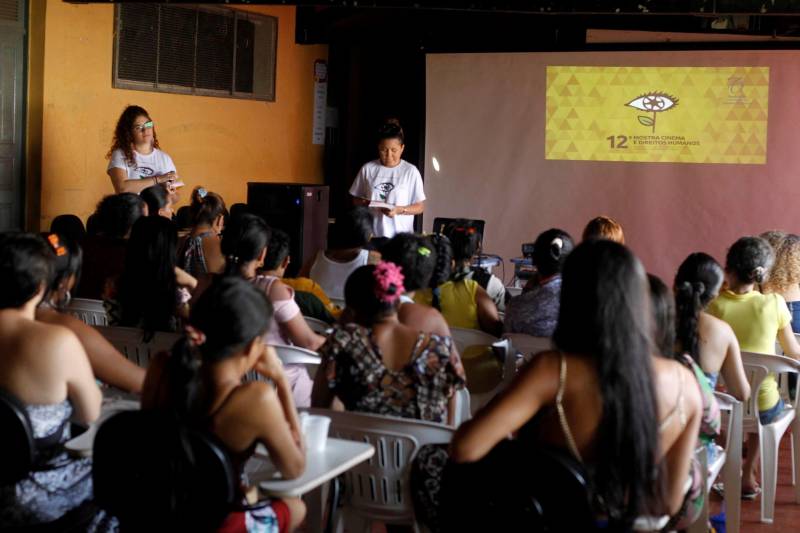Com objetivo de usar o audiovisual para ampliar espaços de informação e debate sobre Direitos Humanos, a organização da 12ª Mostra de Cinema e Direitos Humanos fez uma sessão especial no Centro de Recuperação Feminino (CRF) de Ananindeua, nesta quarta-feira (21). Além da exibição de um curta e um longa-metragem, a programação teve ainda um bate-papo sobre os filmes e a distribuição de cartilhas sobre direitos humanos.
FOTO: AKIRA ONUMA/ASCOM SUSIPE
DATA: 21.11.2018
ANANINDEUA - PARÁ <div class='credito_fotos'>Foto: Akira Onuma / Ascom Susipe | <a href='/midias/2018/originais/2d580974-dd0c-458e-b935-1c6a3b1c98ae.jpg' download><i class='fa-solid fa-download'></i> Download</a></div>