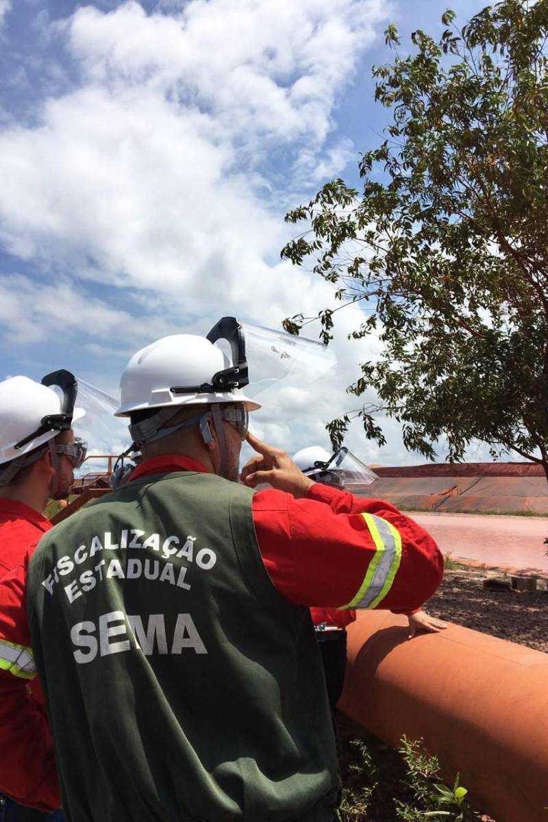 Iniciou neste sábado, 24, o prazo que o Governo do Estado deu para que a mineradora Hydro Alunorte adote procedimentos e mecanismos seguros ambientalmente, a fim de que as bacias de resíduos da empresa baixem os níveis em pelo menos um metro – o que é definido tecnicamente como padrão de segurança com comprovação permanente da redução e manutenção dos níveis. Uma equipe de fiscalização da Secretaria de Estado de Meio Ambiente e Sustentabilidade (Semas) está no município para fazer o monitoramento dos níveis das bacias do sistema de tratamento dos rejeitos da Bauxita. "Vamos montar equipes para, de duas em duas horas, avaliar o nível das bacias. Em caso de chuva o monitoramento será feito de uma em uma hora", explicou Rejiane Santos, geóloga da Diretoria de Licenciamento Ambiental da Semas.
FOTO: LIDIANE SOUZA / SECOM
DATA: 24.02.2018
BARCARENA - PARÁ <div class='credito_fotos'>Foto: LIDIANE SOUZA / SECOM | <a href='/midias/2018/originais/2d5cff4b-45d3-4e8b-836f-f5d4a71e2c2d.jpg' download><i class='fa-solid fa-download'></i> Download</a></div>