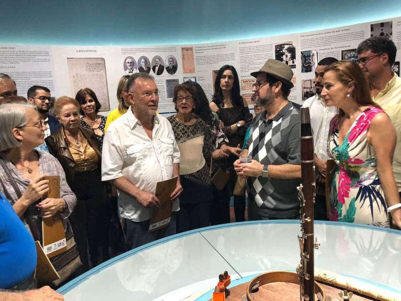 Foi inaugurado nesta quinta-feira, 7, à tarde, durante a programação do XXXI Festival Internacional de Música do Pará, o Memorial Carlos Gomes. A sala de exposições, onde funcionou a Musicalização, e que agora abriga parte do acervo do Instituto Estadual Carlos Gomes, foi inaugurada pelo secretário de Ciência, Tecnologia e Inovação, Alex Fiúza de Melo, representando o governador do Pará, Simão Jatene. A solenidade contou também com a presença do secretário de Estado de Cultura do Pará, Paulo Chaves Fernandes, e do deputado estadual Fernando Coimbra. Estudantes e professores do Instituto, servidores e pessoas que dedicaram parte da vida ao ensino da música no estado compareceram à inauguração.
FOTO: ASCOM / FCG
DATA: 08.06.2018
BELÉM - PARÁ <div class='credito_fotos'>Foto: ASCOM FCG | <a href='/midias/2018/originais/2d6332ad-e05c-483c-8f7e-5335925d3339.jpg' download><i class='fa-solid fa-download'></i> Download</a></div>