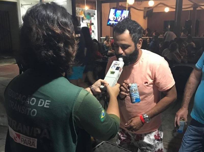 Quase 4 mil pessoas já receberam informações educativas (foto) repassadas pelos agentes de educação do Departamento de Trânsito do Estado do Pará (Detran) na operação Boas Festas. Somente em Salinópolis, nordeste do Pará, 400 frequentadores participaram do trabalho denominado de Transitando nos Bares, em que são realizados testes de alcoolemia. As ações do Detran se estenderão até esta terça-feira (1). O trabalho conta com a parceria do Corpo de Bombeiros e da Polícia Militar. No distrito de Mosqueiro, por exemplo, na rodovia de acesso ao distrito, mais precisamente na barreira da Polícia Rodoviária Estadual(PRE), carros, motocicletas e veículos de passageiros são parados para receber fiscalização da PRE e ações educativas do Detran. 

FOTO: ASCOM / DETRAN
DATA: 31.12.2018
MOSQUEIRO - PARÁ <div class='credito_fotos'>Foto: ASCOM DETRAN   |   <a href='/midias/2018/originais/2d67bb9a-4e17-4a5a-9586-92db426090f0.jpg' download><i class='fa-solid fa-download'></i> Download</a></div>