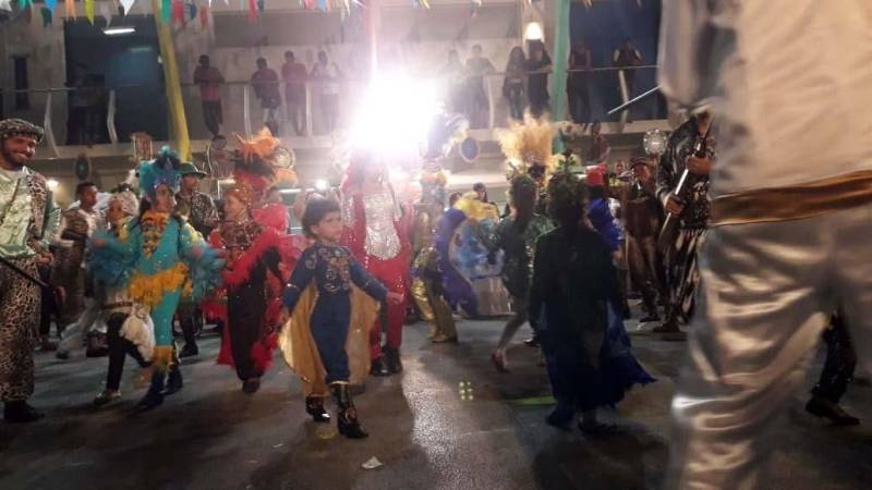 O Arraial de Todos os Santos (foto), programação junina oficial do governo do Estado, encerrou na sexta-feira (5), na Casa das Artes, com a apresentação de 16 Pássaros Juninos de Belém, Mosqueiro, Icoaraci e Outeiro. Na ocasião, dezenas de nobres, matutos, índios, feiticeiras e fadas desfilaram pela quadra da instituição e encenaram a bela história que se repete nas festas paraenses de São João há mais de 100 anos.
FOTO: ASCOM / FCP
DATA: 06.07.2018
BELÉM - PARÁ <div class='credito_fotos'>Foto: ASCOM FCP | <a href='/midias/2018/originais/2d69d522-509c-4309-9f1e-c5849800a901.jpg' download><i class='fa-solid fa-download'></i> Download</a></div>