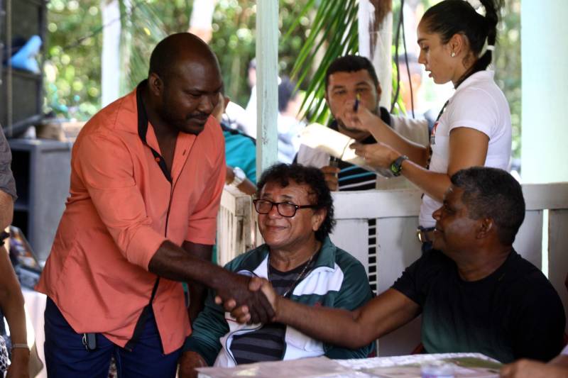 “Ter a posse da terra é a certeza de que nunca iremos perder o nosso direito, que nossos filhos e nossos netos poderão dar continuidade a nossa história em segurança. Foram anos de luta até chegar esse dia, agraciados com a assinatura do nosso título de terra. Só temos a agradecer a todos que fizeram parte disso e a cada um que lutou junto para que hoje isso se tornasse realidade”. A fala emocionada foi de seu Mário Araújo Silva, presidente da Associação Remanescente de Quilombo Espírito Santo, localizada no município do Acará, no nordeste do Estado. Ele assinou, neste sábado (24), junto com o governador Simão Jatene, o título que dá a posse da terra a comunidade. A fala do presidente traduz o sentimento das dezenas de famílias que moram no local, que agora tem a posse legítima do local onde seus antepassados viveram. “Sou filho de mãe negra. Nasci aqui como minha vó, bisavó, que fazem parte da história dessa comunidade que já existe a mais de 300 anos. Na foto, Aurélio Borges (camisa cor de abóbora), da Malungu, entidade que coordena as associações de remanescentes de quilombo no Pará.
FOTO: SIDNEY OLIVEIRA / AG. PARÁ
DATA: 24.03.2018
ACARÁ - PARÁ <div class='credito_fotos'>Foto: Sidney Oliveira/Ag. Pará | <a href='/midias/2018/originais/2d6db448-79f1-4a6d-936b-539eb3ed5bc5.jpg' download><i class='fa-solid fa-download'></i> Download</a></div>