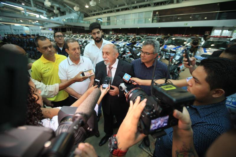O Governo do Estado reforçou a parceria com a Prefeitura de Belém com a entrega, nesta quarta-feira (4), de 41 veículos que vão potencializar as ações de segurança na capital. A iniciativa faz parte do pacote de ações imediatas para 2018, anunciadas pelo Sistema de Segurança Pública do Estado em fevereiro deste ano contra a violência, que contempla a renovação da frota e equipamentos das Polícias Civil e Militar e fortalecimento das Guardas Municipais em todas as regiões do Estado, entre outras medidas. A entrega ocorreu no Hangar – Centro de Convenções e Feiras, em Belém. Ao todo, foram entregues 41 veículos, sendo seis picapes, dez carros modelo SUV e 25 motocicletas, totalizando um investimento de R$ R$2.062.160,00. Além das viaturas, foi firmado convênio entre o Governo do Estado e Prefeitura no valor de R$2.707.926,00 milhões para a compra equipamentos. O pacote contempla a aquisição de 300 pistolas 380, 16.200 munições e 600 coletes. As duas ações contabilizam mais de R$ 4,7 em investimentos para a Guarda Municipal de Belém. Na foto, o governador Simão Jatene.
FOTO: MÁCIO FERREIRA / AG. PARÁ
DATA: 04.07.2018
BELÉM - PARÁ <div class='credito_fotos'>Foto: MÁCIO FERREIRA/ AG. PARÁ | <a href='/midias/2018/originais/2d714444-e24b-4518-a2c8-1e5f2c845826.jpg' download><i class='fa-solid fa-download'></i> Download</a></div>