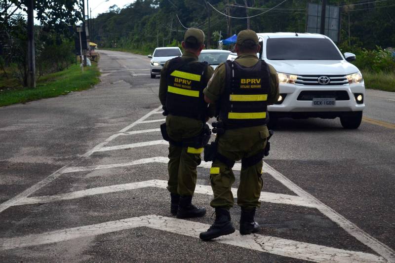 Quem decidiu comemorar o Dia das Mães na Ilha de Mosqueiro, distrito de Belém, também será beneficiado pela Operação Pórtico, realizada neste sábado (12) e no domingo (13), pela Polícia Militar, Guarda Municipal de Belém e Conselho Tutelar, com o objetivo de fiscalizar crianças desacompanhadas e combater o tráfico de drogas e a circulação de veículos irregulares e de armamentos na ilha.
FOTO: ELIELSON MODESTO / ASCOM SEGUP
DATA: 12.05.2018
MOSQUEIRO - PARÁ <div class='credito_fotos'>Foto: Elielson Modesto / Ascom Segup | <a href='/midias/2018/originais/2d714768-9f6b-4c5f-bb8e-44122bc98dff.jpg' download><i class='fa-solid fa-download'></i> Download</a></div>
