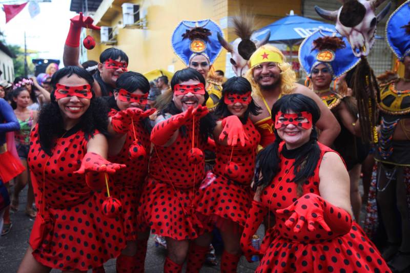 O professor Júlio Leal Gomes é natural de Vigia de Nazaré, no nordeste paraense, terra conhecida pela hospitalidade, principalmente em época festiva. Mantendo a tradição, no Carnaval Júlio e seus irmãos abrem a casa da família para amigos e outros parentes. Neste ano, o imóvel de quatro cômodos abrigou mais de 50 pessoas. Vigia tem um dos maiores e mais tradicionais carnavais do Pará. Nesta época do ano, a população do município, de 51.173 habitantes (Censo/IBGE), triplica com a chegada de brincantes oriundos de todo o Brasil, e os vigienses – igual coração de mãe - acolhem essa multidão. A estimativa é a cidade receber mais de 300 mil pessoas neste Carnaval.
FOTO: IGOR BRANDÃO / AG PARÁ
DATA: 13.02.2018
VIGIA - PARÁ <div class='credito_fotos'>Foto: IGOR BRANDÃO / AG. PARÁ | <a href='/midias/2018/originais/2d7442b5-9c8b-44ee-bb5f-7134b8c470df.jpg' download><i class='fa-solid fa-download'></i> Download</a></div>
