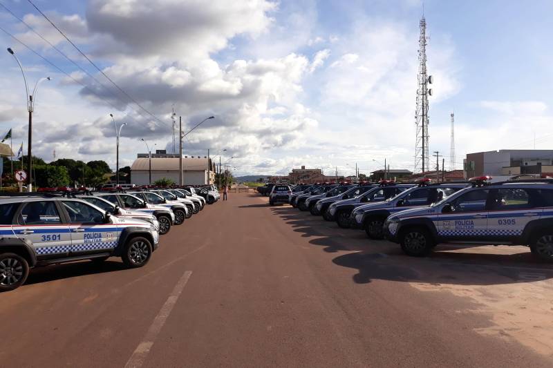 Profissionais das Polícias Civil e Militar do Pará foram homenageados, na tarde desta terça-feira (24), pela Câmara de Vereadores de Santarém, na região do Baixo Amazonas, durante Sessão Pública Especial em alusão ao dia das duas instituições, comemorado em 21 de abril. Vinte profissionais, com atuação destacada e reconhecida pela sociedade, receberam o certificado "Heróis do Tapajós". Após a solenidade, o comandante-geral da PM, coronel Hilton Benigno, entregou novas viaturas que serão repassadas a municípios da área de abrangência do CPR-1.
FOTO: SAMUEL ALVARENGA / SECOM
DATA: 24.04.2018
SANTARÉM - PARÁ <div class='credito_fotos'>Foto: Samuel Alvarenga / Secom | <a href='/midias/2018/originais/2d74feb7-9c89-4e02-9ca5-899c756f98fc.jpg' download><i class='fa-solid fa-download'></i> Download</a></div>