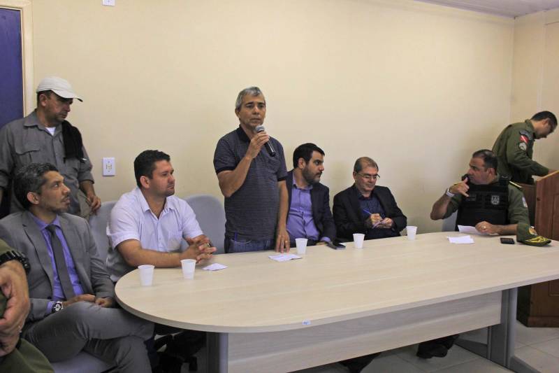 O município de Sapucaia recebeu nesta quarta-feira, 5, uma Unidade Integrada Pro Paz (UIPP). Um investimento do Governo do Estado de R$ 1.134.131,00. Segundo o Secretário de Estado de Segurança Pública, Luiz Fernandes, afirma que já mais de 80 novas UIPP’s no Pará, com as reformadas e reestruturadas esse número chega a 120 unidades. O titular da SEGUP destaca que o mais importante não é a estrutura física, mas o conceito empregado. De Sapucaia, a comitiva foi para Redenção onde inaugurou o 7º Batalhão de Polícia Militar, uma obra orçada em R$ 2.808.000,00. Atualmente o BPM conta com 145 policiais, 6 viaturas incluindo a Patrulha Rural e 12 motocicletas. O Comandante do Batalhão, o Major José Ricardo Chaves, informou que a maior ocorrência no município são roubos de motos, mas pontuou que a maior parte dos veículos é encontrada pela PM na cidade e cidades vizinhas. Na foto, o vice-prefeito de Redenção, Marcelo Borges (ao microfone).

FOTO: RODOLFO OLIVEIRA / AG PARÁ
DATA: 05.12.2018
REDENÇÃO - PARÁ <div class='credito_fotos'>Foto: Rodolfo Oliveira/Ag. Pará   |   <a href='/midias/2018/originais/2d7a25e0-bb74-49a4-8193-4cb44a47024e.jpg' download><i class='fa-solid fa-download'></i> Download</a></div>