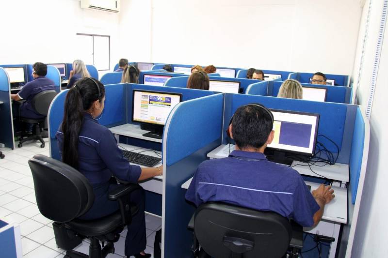 Na busca por maior agilidade e acessibilidade nos serviços, o Departamento de Trânsito do Estado (Detran) retoma, nesta quarta-feira (2), o canal telefônico 154 para atendimento à população. A ferramenta irá funcionar 24 horas por dia, sendo das 8h às 20h com atendimento humano e a partir das 20h com atendimento eletrônico pela Unidade de Resposta Audível (URA).
FOTO: ASCOM DETRAN
DATA: 02.05.2018
BELÉM - PARÁ <div class='credito_fotos'>Foto: ASCOM DETRAN | <a href='/midias/2018/originais/2d7c857f-7983-4c30-8596-e5ad6ae8755a.jpg' download><i class='fa-solid fa-download'></i> Download</a></div>