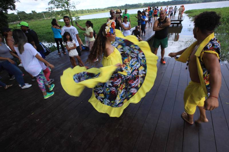 Uma reabertura feita a milhares de mãos. A fita inaugural colocada no inicio da trilha principal do Parque do Utinga foi rompida por mais de cinco mil pessoas ansiosas pelo inicio da caminhada, marcando o segundo dia da programação de reabertura do mais novo espaço paraense de lazer e interatividade com a natureza.
FOTO: MÁCIO FERREIRA / AG. PARÁ
DATA: 17.03.2018
BELÉM - PARÁ <div class='credito_fotos'>Foto: MÁCIO FERREIRA/ AG. PARÁ | <a href='/midias/2018/originais/2d92d25b-4a4b-4543-bf2d-1d717f0e1a13.jpg' download><i class='fa-solid fa-download'></i> Download</a></div>