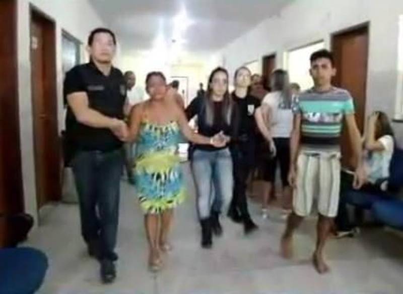 As Polícias Civil e Militar deflagraram, nesta quinta-feira (05), a operação policial denominada "Caeté em Chamas" (foto), na cidade de Bragança, nordeste do Estado, para cumprimento de mandados de prisão e de busca e apreensão relacionados a uma associação criminosa ligada aos crimes de tráfico de drogas, roubos e homicídios. Ao todo, 22 pessoas foram presas durante a operação. Dentre eles, três foram em flagrante por tráfico de drogas e outros sete são presidiários que receberam as ordens de prisão dentro de casas penais na Região Metropolitana de Belém e interior do Estado. Iniciada nas primeiras horas do dia, a operação policial contou com mais de 200 policiais, entre policiais civis vinculados às Diretorias de Polícia Especializada (DPE), de Polícia do Interior (DPI) e de Polícia Metropolitana (DPM), e policiais militares da Rotam no apoio para cumprimento dos mandados judiciais.
FOTO: ASCOM / POLÍCIA CIVIL
DATA: 05.04.2018
BRAGANÇA - PARÁ <div class='credito_fotos'>Foto: Polícia Civil | <a href='/midias/2018/originais/2d96b283-45bc-4e76-beb5-b714a7a1599a.jpg' download><i class='fa-solid fa-download'></i> Download</a></div>
