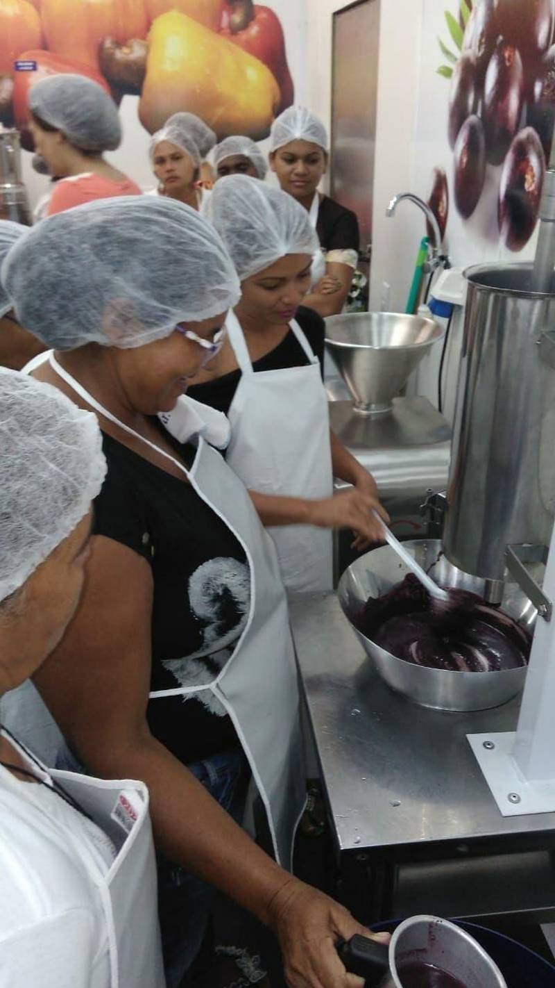 Desde a implantação do projeto Frutificando Saberes e Sabores 742 pessoas foram capacitadas com a finalidade de otimizar ações dos agricultores e suas famílias, e servir de estímulo às iniciativas de agroindustrialização na busca de processos tecnológicos adequados, melhoria de qualidade do alimento, e expansão das oportunidades de geração de renda e emprego. O Projeto já percorreu os municípios de Abaetetuba, Belém, Castanhal, Capitão Poço, Igarapé-Miri, Marituba, Tailândia e Irituia. Está em São Miguel do Guamá. Em São Miguel do Guamá duas turmas concluíram o curso de Processamento de Frutas (foto), dentro do projeto Frutificando, no último dia 25. A multiplicadora foi a engenheira agrônoma Maria Margarete de Araújo Salomão. As demais turmas no município ocorrerão ao longo de junho e finalizarão no início de julho. Cada turma possui 21 alunos, totalizando 147 pessoas capacitadas em São Miguel.
FOTO: ASCOM / EMATER
DATA: 02.06.2018
SÃO MIGUEL DO GUAMÁ - PARÁ <div class='credito_fotos'>Foto: ASCOM EMATER | <a href='/midias/2018/originais/2d98ff6d-ddb6-4585-8d0e-440f10815bef.jpg' download><i class='fa-solid fa-download'></i> Download</a></div>