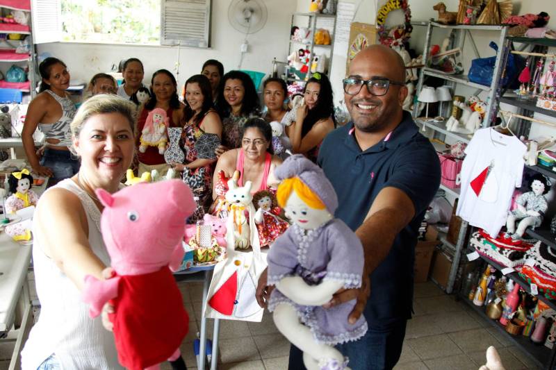 A Cooperativa Social de Trabalho Arte Feminina Empreendedora (Coostafe) da Superintendência do Sistema Penitenciário do Estado (Susipe) - a primeira cooperativa de mulheres presas no país - foi uma das 43 iniciativas sociais de 15 estados brasileiros selecionadas para receber investimentos destinados pela Brazil Foundation. No total será investido R$ 1 milhão de reais por meio de doações diretas. A Brazil Foundation é vinculada à Organização das Nações Unidas (ONU), responsável por mobilizar recursos para ideias e ações transformadoras, a partir do trabalho com líderes e organizações sociais e uma rede global de apoiadores, promovendo igualdade, justiça social e oportunidade para os brasileiros.
FOTO: AKIRA ONUMA
DATA: 06.03.2018
BELÉM - PARÁ <div class='credito_fotos'>Foto: Akira Onuma / Ascom Susipe | <a href='/midias/2018/originais/2d9b6588-9b41-484b-bffe-4a47bff0b3c9.jpg' download><i class='fa-solid fa-download'></i> Download</a></div>