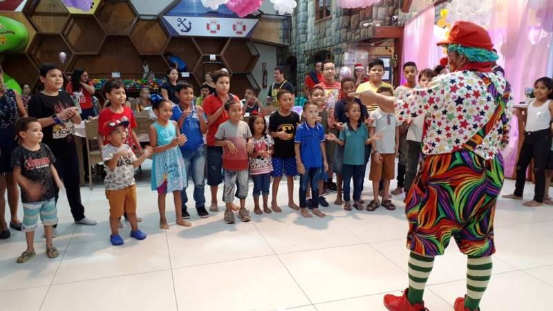 Cerca de 60 crianças (foto) com doenças hematológicas e que fazem acompanhamento na Fundação Centro de Hemoterapia e Hematologia do Pará (Hemopa) tiveram uma quinta-feira especial. Com direito a muitas brincadeiras, animação, Papai Noel e presentes, elas participaram de uma Festa de Natal em um parque infantil. A ação é resultado do trabalho de humanização da Fundação e tudo, do espaço aos presentes, foi fruto do voluntariado.

FOTO: ASCOM / HEMOPA
DATA: 20.12.2018
BELÉM - PARÁ <div class='credito_fotos'>Foto: Ascom Hemopa   |   <a href='/midias/2018/originais/2da7f1f1-b47b-477b-bc59-a85bf7f01697.jpg' download><i class='fa-solid fa-download'></i> Download</a></div>