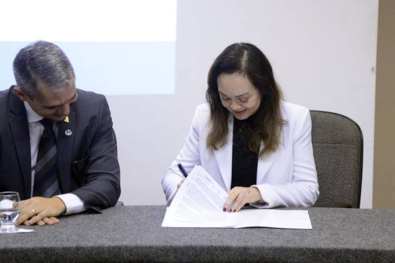O Comitê de Trabalho das Escolas de Governo do Estado do Pará (Cotegep) está oficializado desde segunda-feira (5), quando gestores e representantes de órgãos federais, estaduais e municipais se reuniram no auditório da Escola de Governança Pública do Estado (EGPA) para a assinatura conjunta de um Protocolo de Intenções. O Comitê começou suas atividades debatendo a elaboração da Rede Amazônica das Escolas de Governao (Rameg), lançada em agosto de 2013, por ocasião dos 10 anos de criação da autarquia paraense. Com o objetivo de viabilizar, com maior eficácia e agilidade, a participação e o acesso do funcionalismo público a ações, programas e projetos de formação, desenvolvimento e qualificação profissional, além de intermediar o acesso à estrutura física e instrutoria a programas realizados por seus integrantes, o Comitê, até ser formalizado, atuava informalmente. Na foto, a diretora regional do Centresaf, Altair de Fátima Capela Sampaio (d).
FOTO: RAFAEL SANTOS / ASCOM TCM
DATA: 07.02.2018
BELÉM - PARÁ <div class='credito_fotos'>Foto: RAFAEL SANTOS / ASCOM TCM | <a href='/midias/2018/originais/2db17759-1d6e-4172-a5e9-d4f1f06481f7.jpg' download><i class='fa-solid fa-download'></i> Download</a></div>