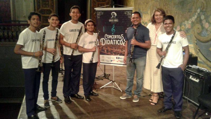 A música genuinamente brasileira encheu de sonoridade o Theatro da Paz na edição deste mês do Projeto Concertos Didáticos (foto). Promovido pela Fundação Carlos Gomes em parceria com as secretarias estaduais de Educação e de Cultura, além da Secretaria Municipal de Educação (Semec), o evento contou com um número expressivo de estudantes de escolas públicas, que lotou a plateia e os camarotes do teatro para assistir a uma aula diferente, cheia de música e brasilidade. Lucas Costa, de 9 anos, era um desses estudantes. Ele se acomodou em uma das frisas do teatro e acompanhou atento aos sons dos instrumentos e tudo que os professores contaram sobre o chorinho, considerado a primeira música urbana tipicamente brasileira. Foi a primeira visita dele ao teatro, onde recebeu informações que pretende guardar consigo por um longo período. “Aprendi o quanto a música é importante para a nossa vida”, disse o estudante da Escola Estadual de Ensino Fundamental São Jerônimo.
FOTO: ASCOM / FCG
DATA: 27.04.2018
BELÉM - PARÁ <div class='credito_fotos'>Foto: ASCOM FCG | <a href='/midias/2018/originais/2db37941-3466-4acf-82b8-b1212569220d.jpg' download><i class='fa-solid fa-download'></i> Download</a></div>