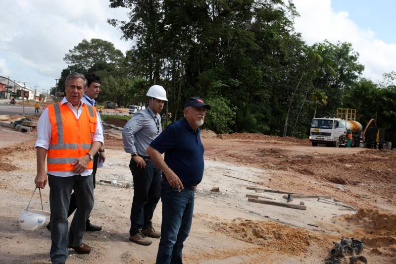 Manoel foi um dos vários moradores da região a abordar o governador Simão Jatene, durante uma visita nesta quarta-feira, 7, às obras de ampliação da Avenida João Paulo II. Acompanhado de engenheiros e técnicos do Núcleo de Gerenciamento de Transporte Metropolitano (NGTM) do governo do estado, Jatene foi conferir o andamento das obras. Durante a visita, conversou com moradores, ouviu elogios e reivindicações.
FOTO: ANTÔNIO SILVA / AG. PARÁ
DATA: 07.03.2018
BELÉM - PARÁ <div class='credito_fotos'>Foto: ANTONIO SILVA / AG. PARÁ | <a href='/midias/2018/originais/2db4773f-3327-4301-962f-ca5318765ef4.jpg' download><i class='fa-solid fa-download'></i> Download</a></div>