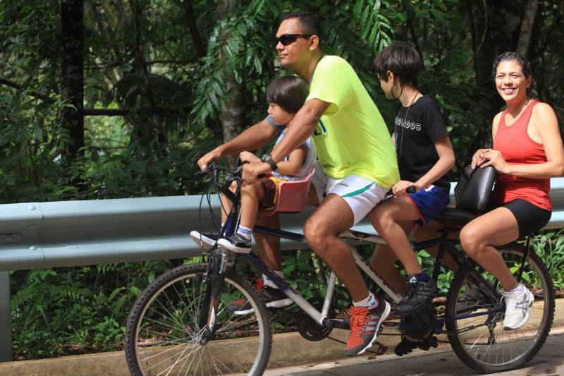 Neste primeiro feriado após a reabertura do Parque ao público, no último dia 16, o movimento no Peut foi grande, principalmente entre famílias e esportistas. Gente de todas as idades aproveitou a estrutura, segurança e tranquilidade do local para praticar seu esporte favorito. Bicicletas, patins e skate disputavam espaço em meio aos quatro quilômetros de percurso da pista principal.
FOTO: CARLOS SODRÉ / AG. PARÁ
DATA: 30.03.2018
BELÉM - PARÁ <div class='credito_fotos'>Foto: CARLOS SODRÉ / AG. PARÁ | <a href='/midias/2018/originais/2db5faaa-9df5-479c-8a76-5f361e163677.jpg' download><i class='fa-solid fa-download'></i> Download</a></div>